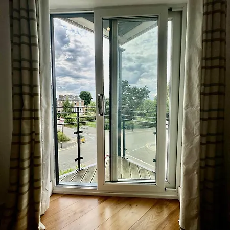 Large, Family Friendly 3-Bed Flat In Wood Green Londres Exterior foto